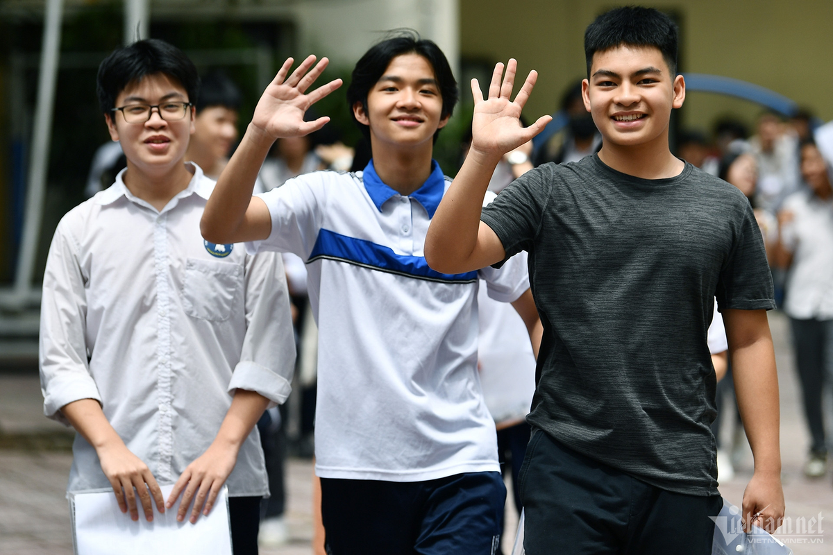 Nam sinh thi lớp 10 reo 'Mẹ ơi, tủ đè con' Nam sinh thi lop 10 reo 'Me oi, tu de con'