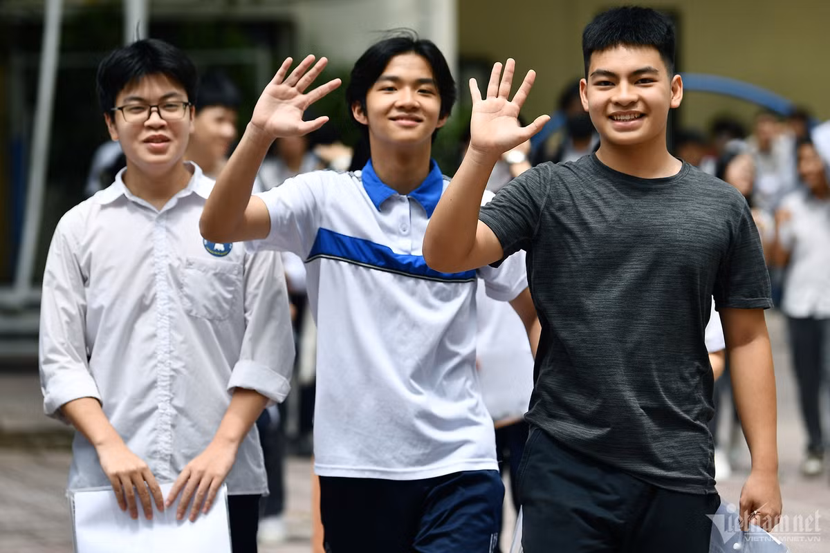 Nam sinh thi lop 10 reo 'Me oi, tu de con'