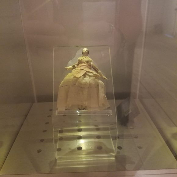 4. Búp bê Patty Reed: Búp bê Patty Reed có một câu chuyện gắn liền với sự sống còn trong hành trình đến California năm 1846. Cô bé Patty, khi chỉ mới 8 tuổi, kiên quyết giữ lại búp bê của mình trong điều kiện khắc nghiệt, nơi nhóm du lịch phải ăn thịt nhau để tồn tại. Hiện nay, búp bê Patty được trưng bày tại Bảo tàng lịch sử Sutter's Fort State ở Sacramento, California, và được cho là mang theo những ký ức rùng rợn của quá khứ.