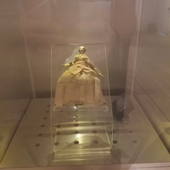 4. Búp bê Patty Reed: Búp bê Patty Reed có một câu chuyện gắn liền với sự sống còn trong hành trình đến California năm 1846. Cô bé Patty, khi chỉ mới 8 tuổi, kiên quyết giữ lại búp bê của mình trong điều kiện khắc nghiệt, nơi nhóm du lịch phải ăn thịt nhau để tồn tại. Hiện nay, búp bê Patty được trưng bày tại Bảo tàng lịch sử Sutter's Fort State ở Sacramento, California, và được cho là mang theo những ký ức rùng rợn của quá khứ.