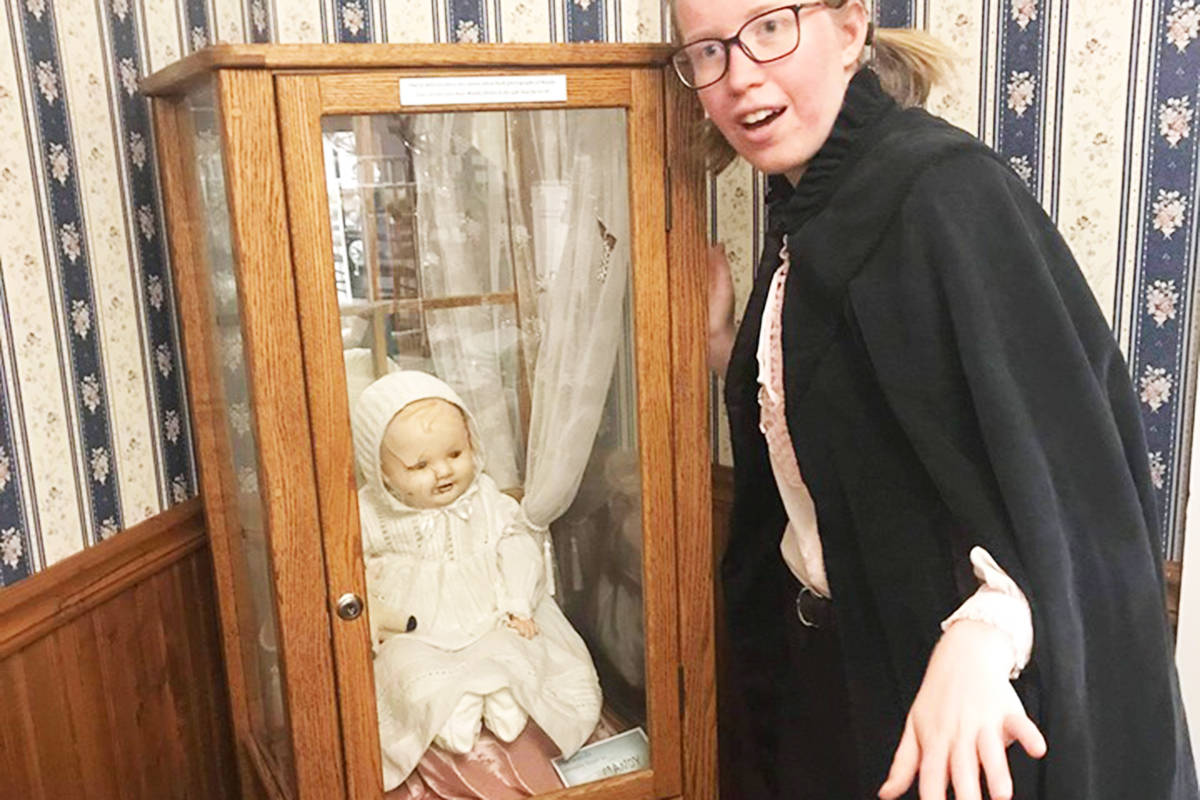 1. Búp bê Mandy: Búp bê Mandy được tặng cho Bảo tàng Quesnel ở British Columbia, Canada vào năm 1991 bởi một người phụ nữ tên Mereanda. Bà kể rằng, vào một đêm, bà bị đánh thức bởi tiếng khóc lạ dưới tầng hầm. Khi xuống kiểm tra, bà phát hiện cửa sổ mở toang và một con búp bê cũ kỹ đang ngồi nhìn bà chăm chăm.