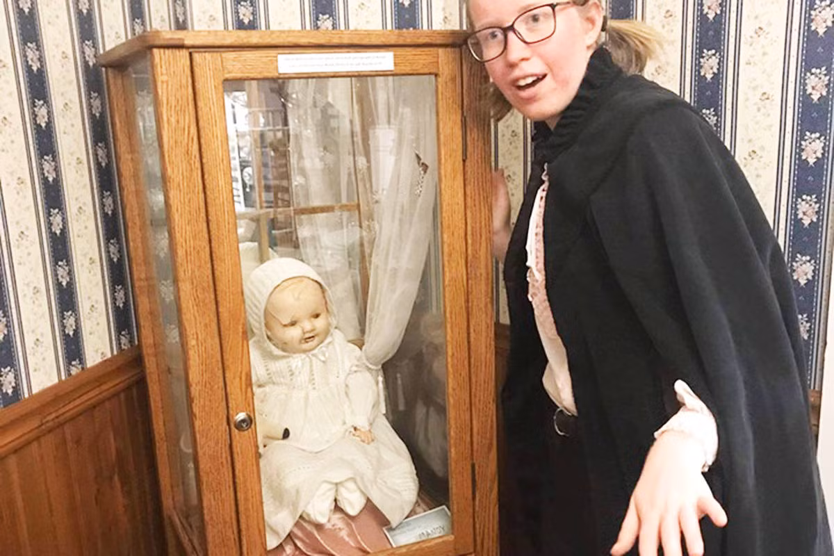 1. Búp bê Mandy: Búp bê Mandy được tặng cho Bảo tàng Quesnel ở British Columbia, Canada vào năm 1991 bởi một người phụ nữ tên Mereanda. Bà kể rằng, vào một đêm, bà bị đánh thức bởi tiếng khóc lạ dưới tầng hầm. Khi xuống kiểm tra, bà phát hiện cửa sổ mở toang và một con búp bê cũ kỹ đang ngồi nhìn bà chăm chăm.