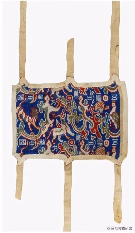 Vào năm 1995, tại di tích khảo cổ Ni Nhã ở Tân Cương, Trung Quốc, các nhà khảo cổ đã khám phá một cổ vật kỳ diệu được cho là một trong những phát hiện quan trọng nhất của thế kỷ 20 trong lịch sử khảo cổ học Trung Quốc. Đó là một tấm vải gấm cổ, chứa đựng dòng chữ tiên tri đầy ý nghĩa: "Năm ngôi sao từ phương Đông đến mang lại phồn vinh cho Trung Quốc."