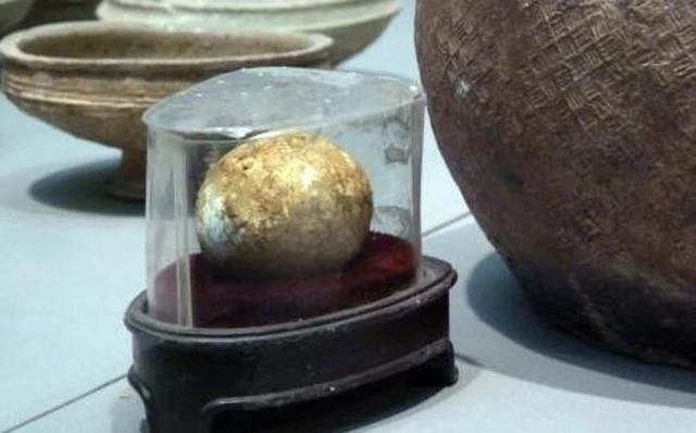 Trứng gà trong mộ cổ không chỉ dễ vỡ mà còn có thể bốc mùi hôi thối khi bị phá vỡ, phá vỡ môi trường ổn định trong mộ và làm hỏng các cổ vật xung quanh.