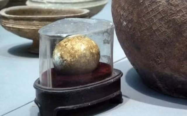 Trứng gà trong mộ cổ không chỉ dễ vỡ mà còn có thể bốc mùi hôi thối khi bị phá vỡ, phá vỡ môi trường ổn định trong mộ và làm hỏng các cổ vật xung quanh.