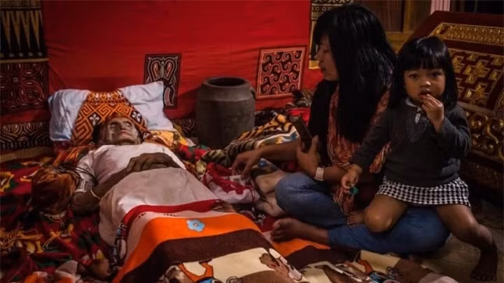 Người Toraja bảo quản thi hài người chết trong nhà suốt nhiều tháng cho đến khi đủ tiền tổ chức tang lễ.
