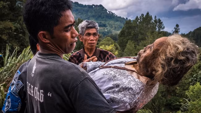 Ngôi làng Toraja thể hiện lòng thành kính và tình yêu thương đặc biệt dành cho người đã khuất, biến những phong tục tưởng chừng rùng rợn thành những nghi thức đầy ý nghĩa và nhân văn.
