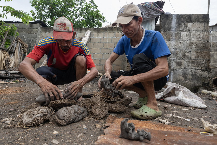 Tại Colombia, các rạn san hô trải rộng trên khu vực có diện tích tương đương 100.000 sân bóng đá, nhưng hơn 2/3 số đó đã bị tẩy trắng. San hô còn phải đối mặt với nhiều mối đe dọa khác do hoạt động du lịch, như việc du khách bẻ gãy các mảnh san hô để mang lên bờ hoặc giẫm đạp lên các cấu trúc san hô.