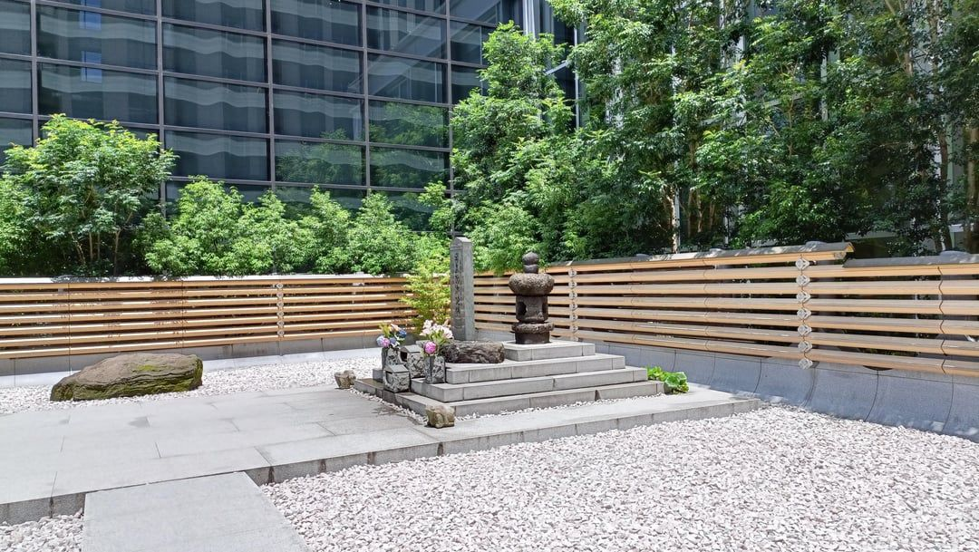 Năm 1923, trận động đất ở Kanto khiến chính phủ xây văn phòng trên khu vực mộ, nhưng nhiều tai nạn và bệnh tật bí ẩn xảy ra với các quan chức và nhân viên.