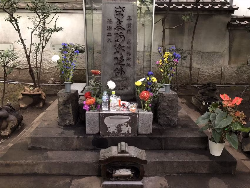 Người dân Nhật Bản tin vào lời nguyền và các hiện tượng siêu nhiên liên quan đến ngôi mộ này.