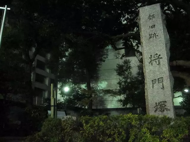 Trong Thế chiến II, khi quân đội Mỹ xây dựng khu để xe trên ngôi mộ, hàng loạt tai nạn lại xảy ra.