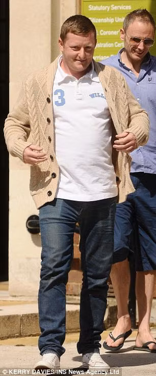 Carrington mua một máy dò kim loại giá rẻ từ một cửa hàng địa phương và thử thiết bị này trong một khu rừng gần St Albans. Sau khi tìm thấy một chiếc thìa và một đồng nửa xu, máy dò của anh bắt đầu kêu bíp bíp. Đào xuống khoảng 17 cm, Carrington phát hiện đồng tiền đầu tiên trong số 55 đồng tiền vàng La Mã có niên đại hơn 1.600 năm.