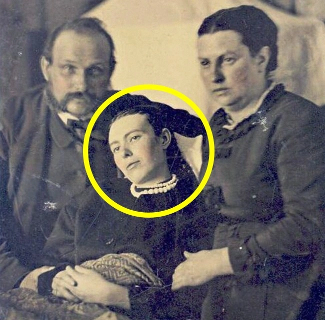 6. Ghép ảnh với người đã khuất: Vào thế kỷ 19, người dân Âu Mỹ thường chụp ảnh với người thân đã khuất để lưu giữ kỷ niệm, người chết được ăn mặc và đặt trong tư thế tự nhiên.