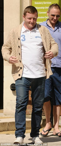 Carrington mua một máy dò kim loại giá rẻ từ một cửa hàng địa phương và thử thiết bị này trong một khu rừng gần St Albans. Sau khi tìm thấy một chiếc thìa và một đồng nửa xu, máy dò của anh bắt đầu kêu bíp bíp. Đào xuống khoảng 17 cm, Carrington phát hiện đồng tiền đầu tiên trong số 55 đồng tiền vàng La Mã có niên đại hơn 1.600 năm.