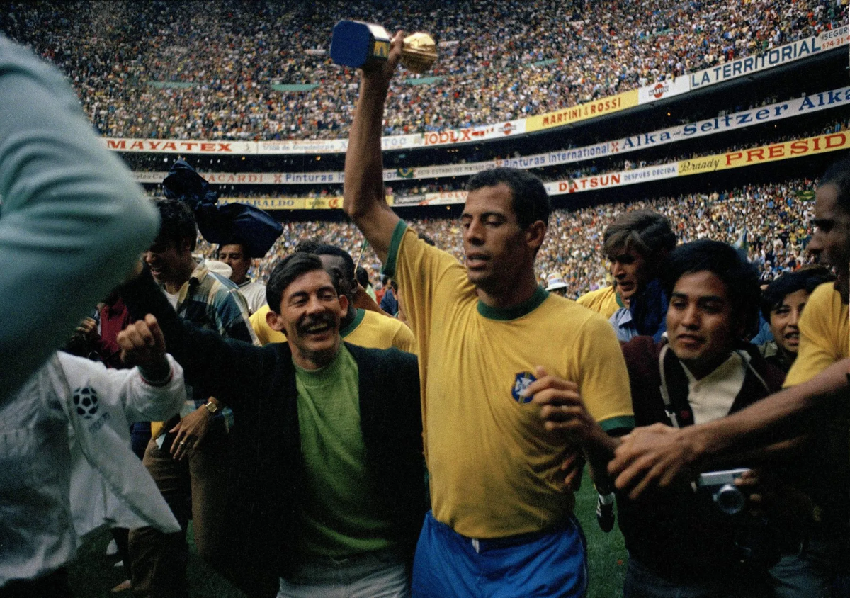 Đội tuyển Brazil đã giữ chiếc cúp mãi mãi sau khi vô địch World Cup lần thứ ba vào năm 1970.
