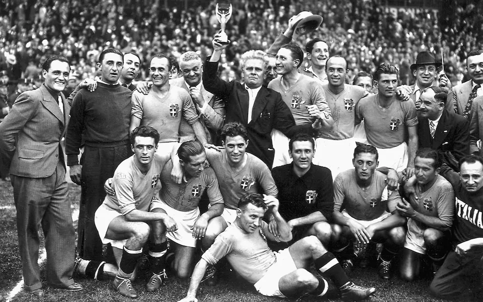 Giải đấu World Cup đầu tiên năm 1930 vinh danh đội chủ nhà Uruguay. Sau đó, chiếc cúp được chuyển giao cho đội tuyển Italia – đội vô địch World Cup ở các kỳ 2 và 3.