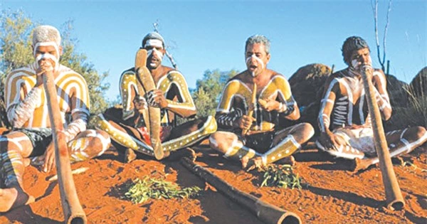 3. Bộ lạc thổ dân Australia: Một số bộ lạc thổ dân Australia có thị lực cao gấp 4 lần so với người bình thường. Khả năng này giúp họ nhìn thấy vật thể nhỏ hơn và từ khoảng cách xa, có ích trong việc săn bắn và các hoạt động quân sự.