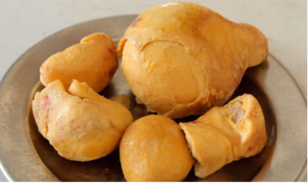 Con gà này được gia đình anh Lôi nuôi từ lâu nhưng rất gầy. Sau khi phát hiện số dị vật trong bụng gà, anh Lôi đã mang chúng tới hiệu thuốc Đông y nhưng chỉ được trả giá 1.000 nhân dân tệ (hơn 3 triệu đồng), anh đã từ chối.