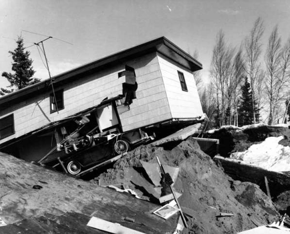 Thảm họa này đã chia đôi đường phố tại Anchorage, làm chìm nhiều khu phố, phá hủy cảng và cuốn trôi nhiều ngôi làng, gây thiệt hại 3 tỷ USD.