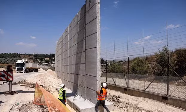 Tuy nhiên, nó cũng là biểu tượng của sự chia cắt và căng thẳng không ngừng giữa hai bên, với những vụ bạo loạn và xung đột xảy ra thường xuyên.