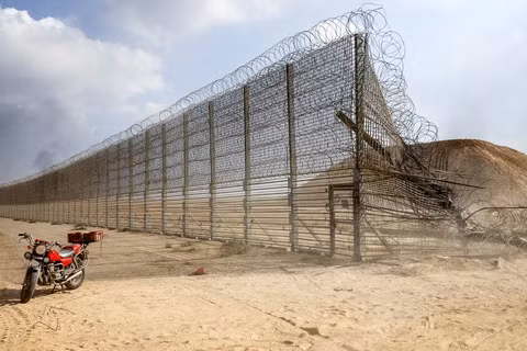 2. Israel - Palestine: Biên giới giữa Israel và các vùng lãnh thổ Palestine, đặc biệt là "Bức tường Bờ Tây", dài 670 km, là một điểm nóng về xung đột. Bức tường này được Israel xây dựng với mục đích ngăn chặn các cuộc tấn công từ các phần tử cực đoan Palestine.