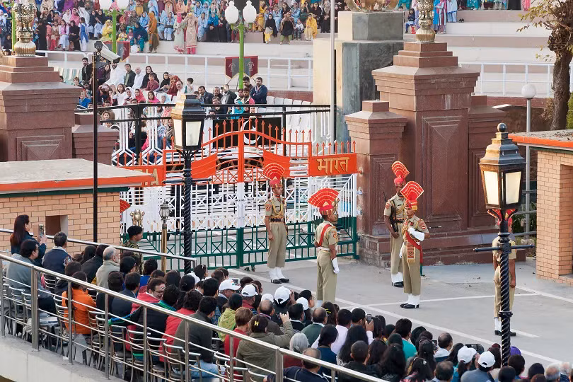 Hai quốc gia này đã trải qua nhiều cuộc chiến tranh và xung đột vũ trang, biến biên giới giữa họ trở thành một trong những khu vực nguy hiểm nhất trên thế giới.