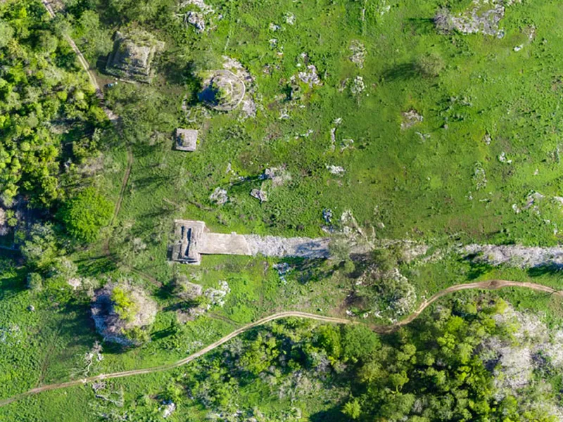 Cuộc nghiên cứu của Nhân học và Lịch sử Quốc gia Mexico (INAH) đã khám phá ra những văn tự cổ và tượng đài tại Cobá, nơi nổi tiếng với những kim tự tháp dị hình, để tìm hiểu về một triều đại của 14 vị hoàng đế Maya từ năm 500 đến 780 sau Công Nguyên.