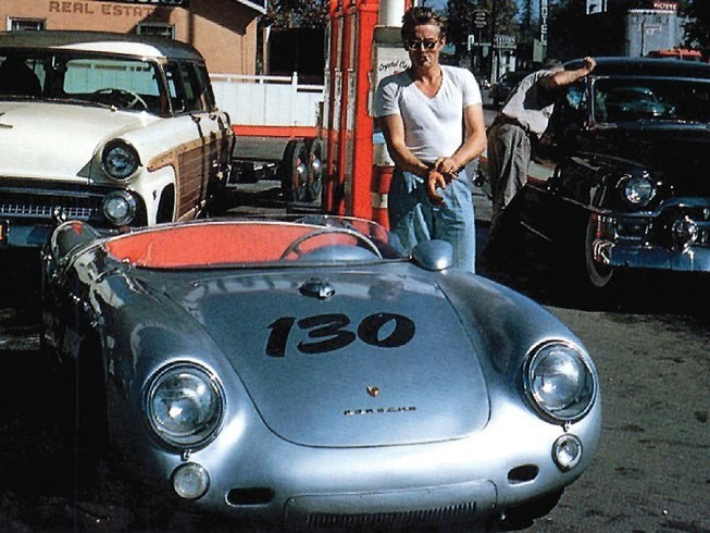 7. Lời nguyền từ chiếc Porsche của James Dean: Sau khi James Dean chết trong tai nạn xe Porsche Spyder năm 1955, chiếc xe này tiếp tục gây ra nhiều tai nạn chết người khác cho những người sử dụng nó, khiến nhiều người tin rằng chiếc xe bị nguyền rủa.