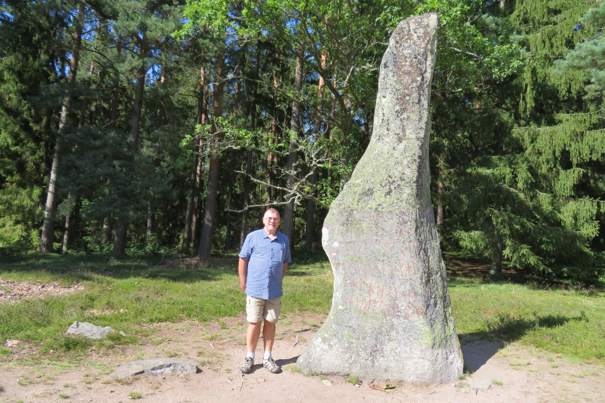 2. Hòn đá Björketorp: Hòn đá từ thế kỷ thứ 6 tại Thụy Điển mang lời nguyền rằng ai phá vỡ nó sẽ chết trong đau đớn. Một người đàn ông đã thử phá hòn đá và bị ngọn lửa từ củi đốt cháy tóc, dẫn đến cái chết thảm khốc.