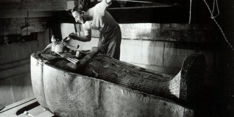 6. Lời nguyền của Tutankhamen: Khi ngôi mộ của vua Ai Cập Tutankhamen được mở ra, nhiều người liên quan đều chết đột ngột, bao gồm Lord Carnarvon và 11 người khác. Các cái chết này được cho là do lời nguyền của vị vua này.