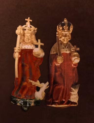 Sau khi đưa bức tượng vàng này cho các chuyên gia kiểm định, họ xác định đó là một cổ vật bị thất lạc 400 năm, từng trang trí trên vương miện của vua Henry VIII.