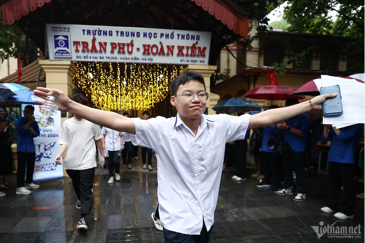 10h, các thí sinh hoàn thành bài thi bước ra cổng trong tiếng hò reo, cổ vũ. Sĩ tử tỏ ra tự tin, rạng rỡ, còn các bậc phụ huynh thở phào nhẹ nhõm.