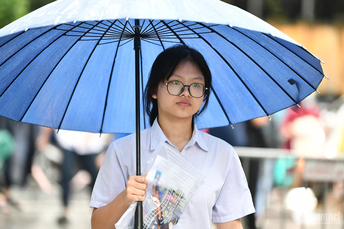 Trước đó, ngày đầu thi môn Ngữ văn và Ngoại ngữ, thời tiết mát mẻ, thuận lợi cho các phụ huynh và sĩ tử trong việc đi lại lẫn chuẩn bị tâm lý và tinh thần.