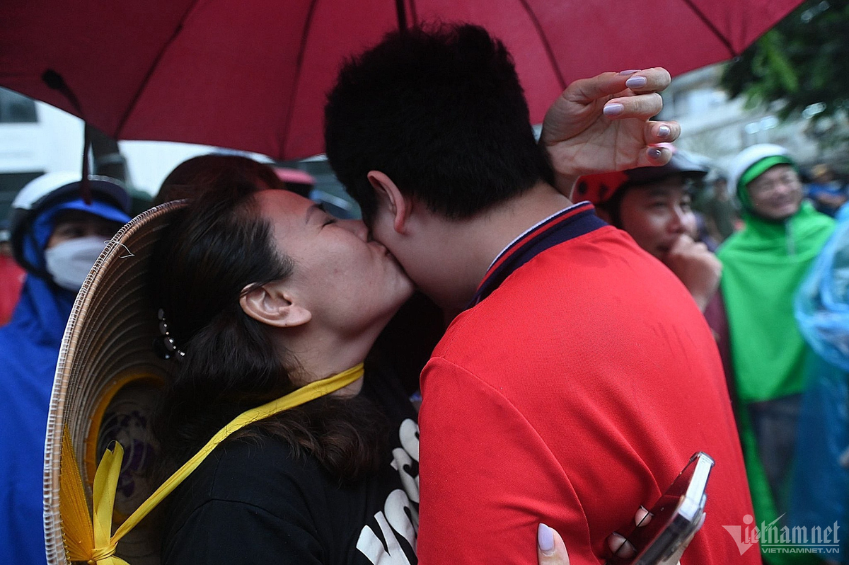 Thí sinh Minh Hiển được mẹ và cô đón tại cổng trường, trao cho rất nhiều cử chỉ yêu thương. Nam sinh cho biết, Toán là môn học em rất tự tin. Các câu hỏi hôm nay đều nằm trong khả năng. "Thi xong nhẹ cả người, với đề này thấp nhất em cũng đạt 9 điểm", Minh Hiển vui mừng.