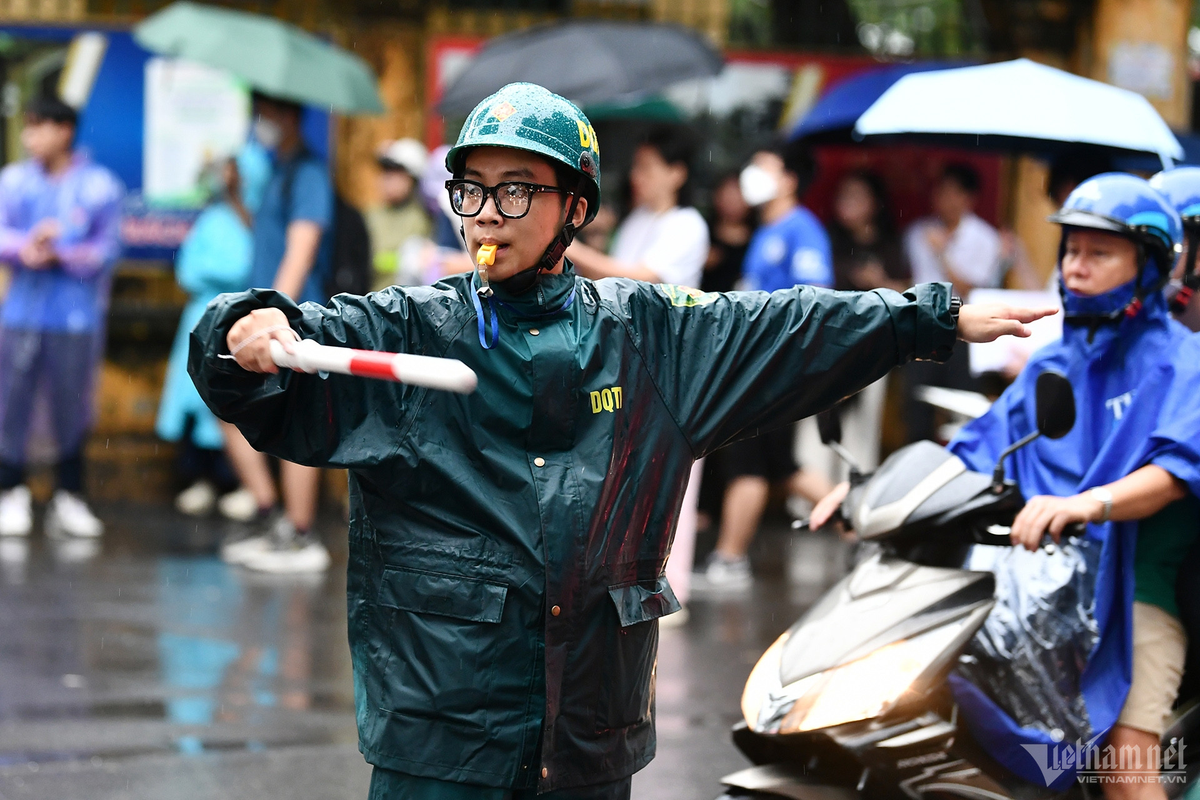 Dù là ngày Chủ nhật, nhiều tuyến phố trước cổng địa điểm xảy ra ùn ứ. Lực lương chức năng túc trực suốt buổi thi để phân luồng, tạo điều kiện tốt nhất cho các sĩ tử vào trường thi.