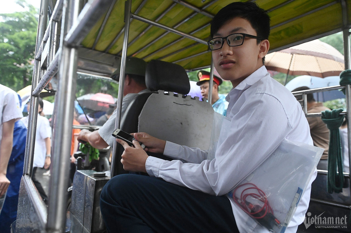 Em Việt Anh được người thân đánh xe ba gác có mái che đến tận nơi đón về.