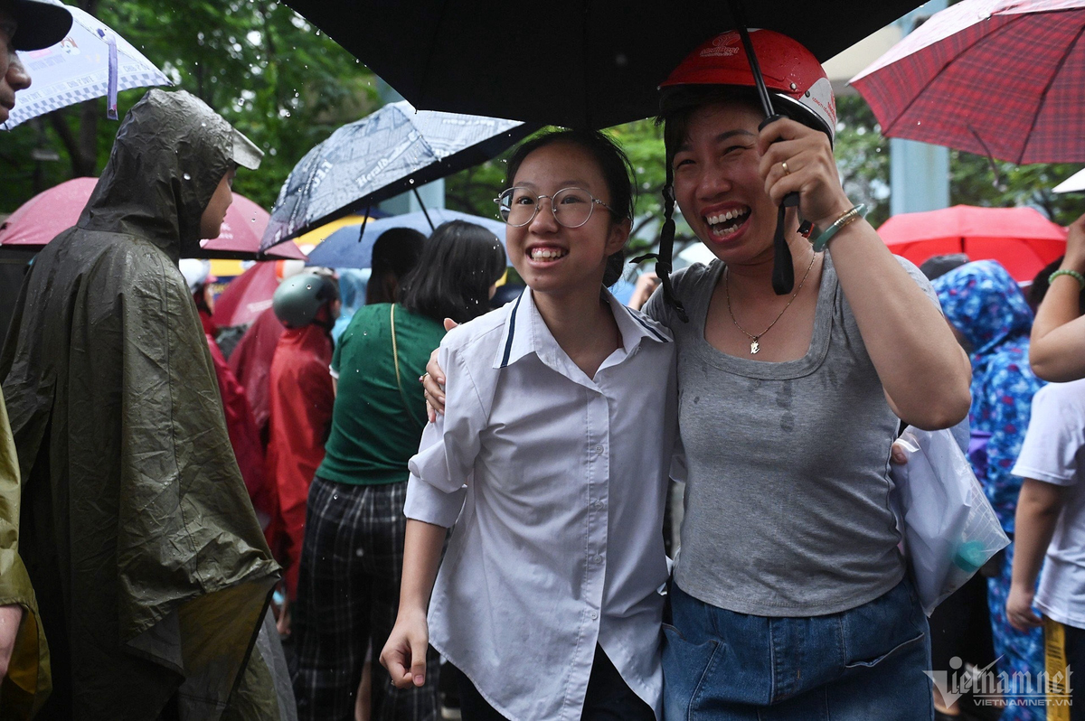 Tại điểm thi THPT Nguyễn Trãi (quận Ba Đình), Vân Anh cười tươi khi gặp mẹ. "Tuyệt vời mẹ ơi, 9 điểm trong tay không có nhưng", Vân Anh nói. Em cho biết, trước đó, cũng tham khảo đề Toán thi vào lớp 10 ở TPHCM đã rất lo vì sợ đề sẽ khó. Cuối cùng nữ sinh thở phào vì đề nằm trong khả năng của em.