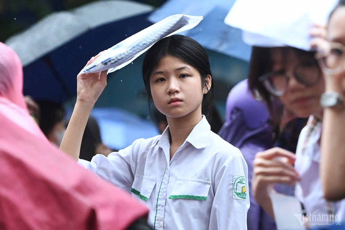 Cơn mưa diễn ra kéo dài đến khi các thí sinh ra khỏi cổng trường. Nhiều phụ huynh đội mưa chờ con