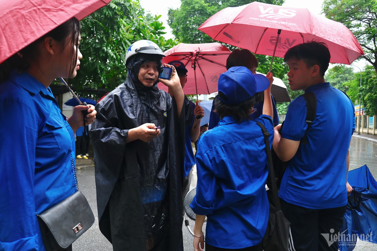 Sát giờ thi, phụ huynh của thí sinh Vũ Nguyễn Huyền Trang (THCS Nguyễn Du) sốt sắng nhờ tình nguyện viên giúp đưa compa và đồ dùng môn Toán mà em đã quên mang theo vào phòng thi.