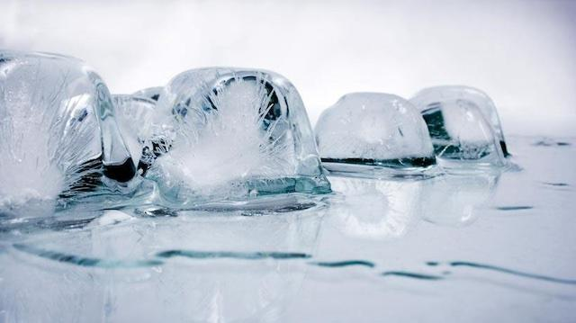 Ý tưởng về lớp phủ giống chất lỏng trên bề mặt băng, một hiện tượng được gọi là "tan chảy trước", đã được nhà khoa học người Anh Michael Faraday đề xuất từ những năm 1850. Nhưng bản chất chính xác của lớp phủ này vẫn là một bí ẩn lớn.