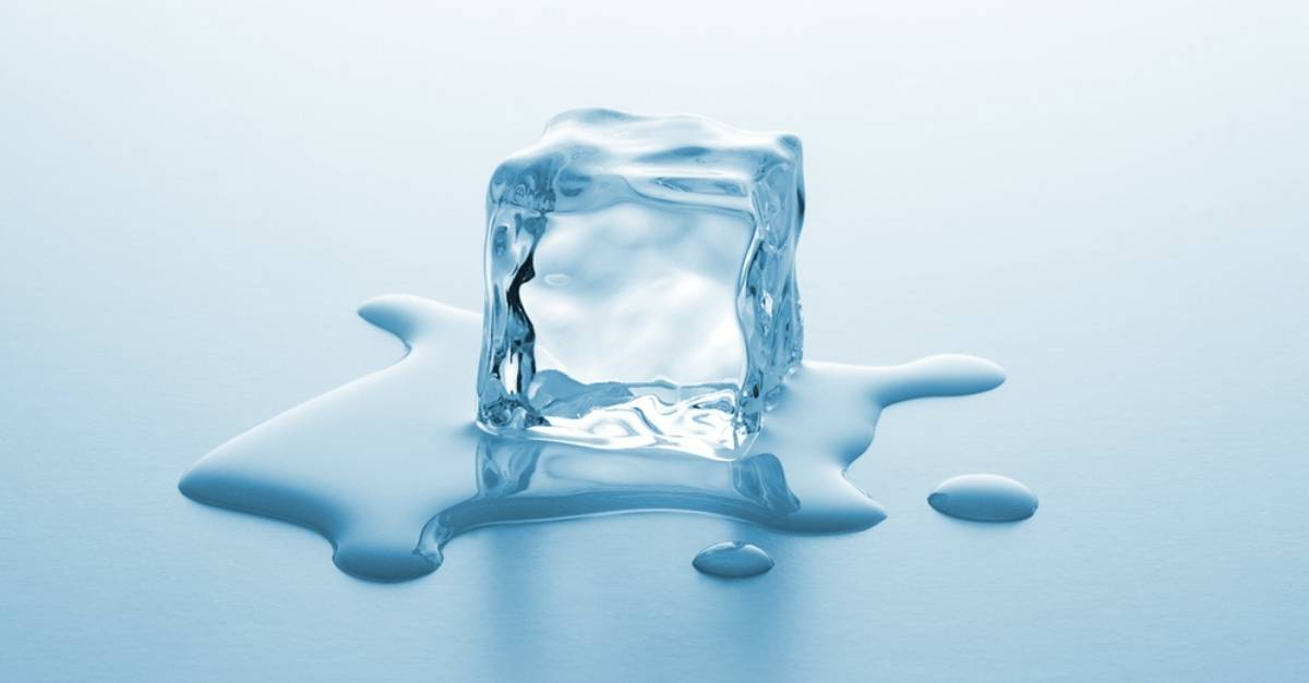 Sự kết hợp giữa hai loại băng này tạo ra những khiếm khuyết trong cấu trúc bề mặt. Khi nhiệt độ tăng, những vùng rối loạn này mở rộng, tạo ra một lớp bán lỏng trên bề mặt băng. Mô phỏng máy tính cho thấy, khi nhiệt độ tiếp tục tăng, lớp hỗn loạn này phủ khắp bề mặt băng, khiến nó có đặc tính giống như chất lỏng, làm cho băng trở nên trơn trượt.