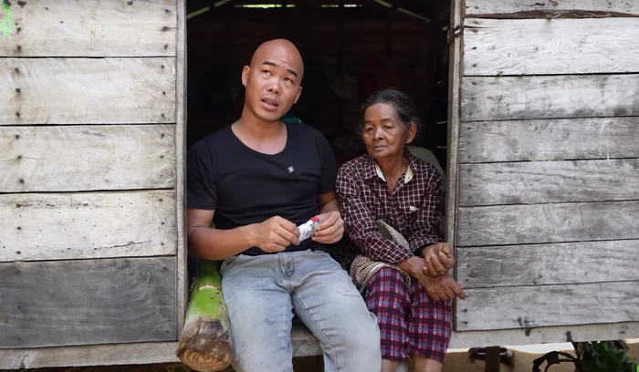 Cu ong 70 tuoi cuoi 2 chi em ruot, hon 40 nam song hoa thuan-Hinh-2