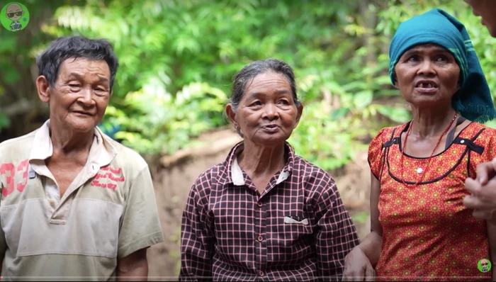 Cu ong 70 tuoi cuoi 2 chi em ruot, hon 40 nam song hoa thuan