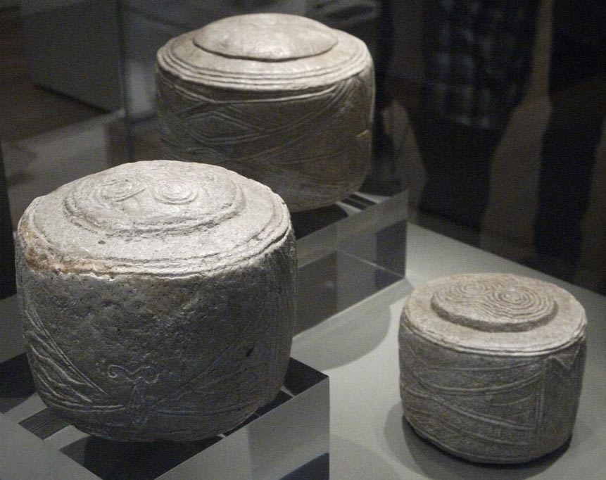 Một chiếc trống khác được phát hiện tại Burton Agnes vào năm 2015, được chôn cùng viên phấn, ghim xương và hài cốt của ba đứa trẻ, có niên đại từ năm 3005-2890 TCN.