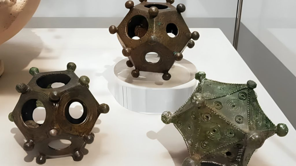 Mỗi khối có 12 mặt với các lỗ tròn và núm ở các góc giao nhau, nhưng công dụng của chúng vẫn là một bí ẩn.