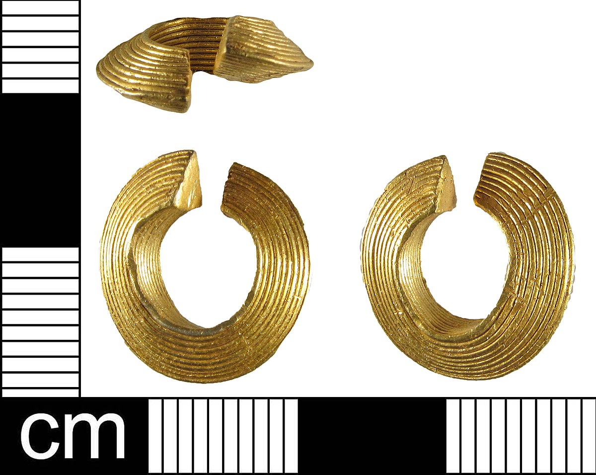 4. Khuyên vàng Rutland: Những chiếc nhẫn hình khuyên nhỏ hở, có niên đại từ cuối thời kỳ đồ đồng (khoảng năm 1000-800 TCN), được tìm thấy ở Ireland, Anh và Pháp.