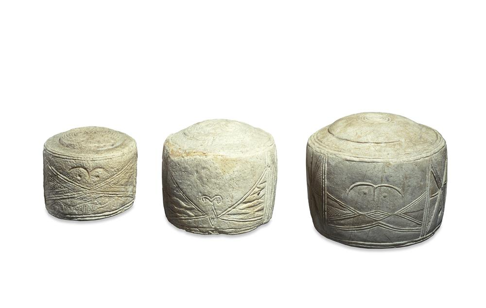 3. Những chiếc trống bí ẩn: Năm 1889, ba chiếc trống bằng đá vôi trắng mềm được phát hiện trong ngôi mộ của một đứa trẻ ở Folkton, phía bắc Yorkshire.