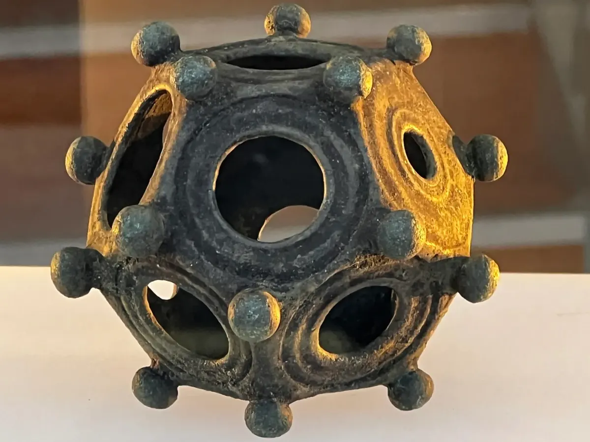 2. Khối thập nhị diện La Mã: Khoảng 130 chiếc khối thập nhị diện được tìm thấy ở các tỉnh phía Tây Bắc của Đế chế La Mã cổ đại, có niên đại khoảng 1.600-2.000 năm.