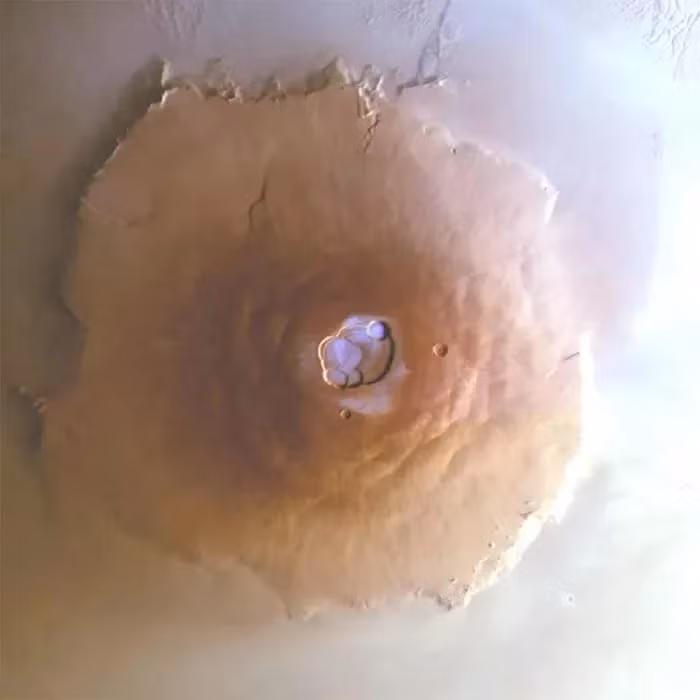 Sương giá được phát hiện có độ dày chỉ khoảng một phần trăm milimét nhưng phủ lên một khu vực rộng lớn, ước tính chứa khoảng 150.000 tấn nước đóng băng. Nó tồn tại trong vài giờ vào buổi sáng và sau đó tan chảy dưới ánh sáng Mặt trời.