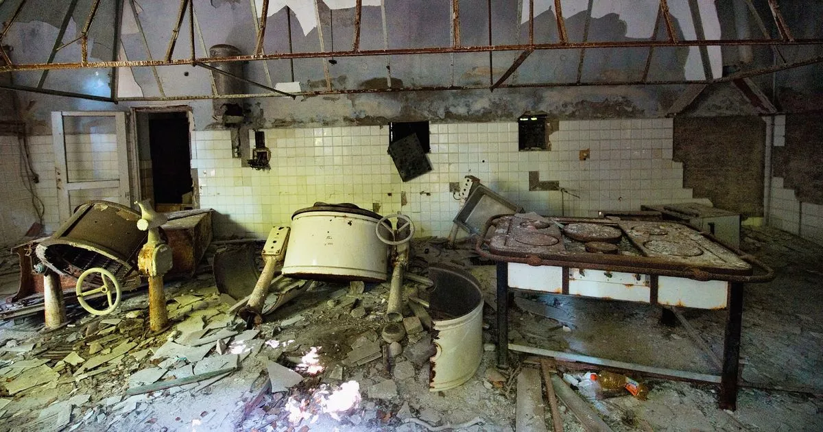 2. Đảo Poveglia (Italy): Poveglia, một hòn đảo nhỏ nằm giữa Venice và Lido, nổi tiếng với quá khứ đen tối. Cuối thế kỷ 18 và đầu thế kỷ 19, hòn đảo này được sử dụng làm trạm kiểm dịch cho những người mang bệnh dịch khi đi biển.